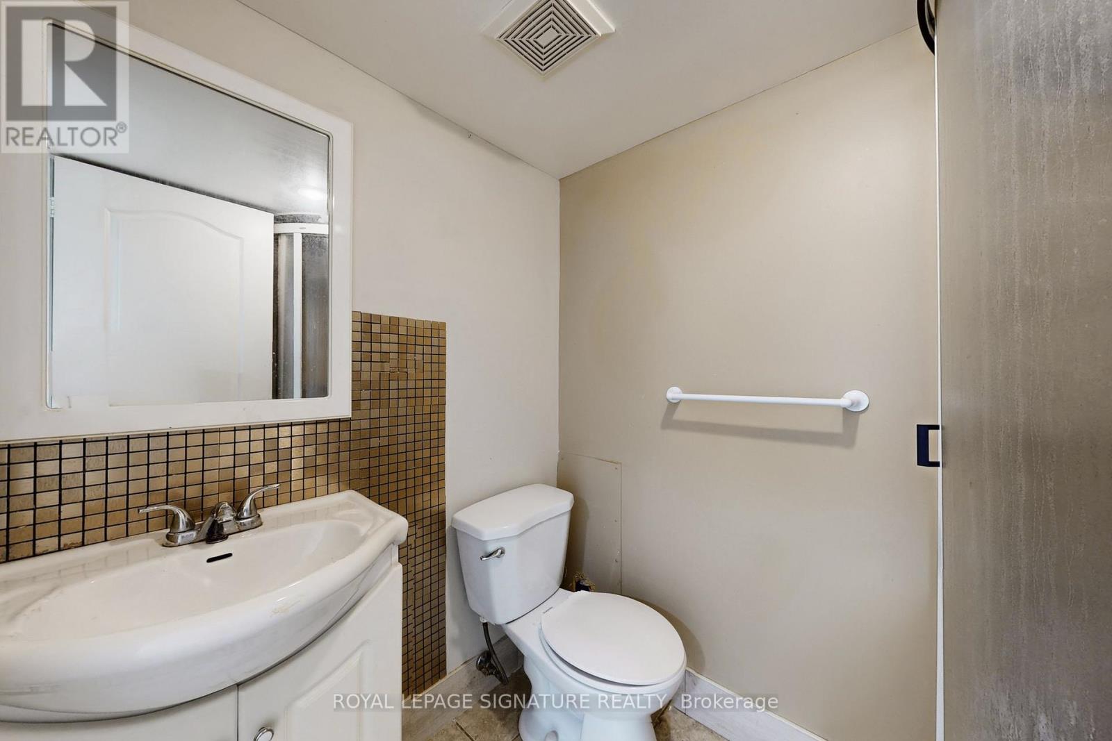 43 Alessia Circle, Toronto, Ontario  M6E 5A6 - Photo 15 - W12658092