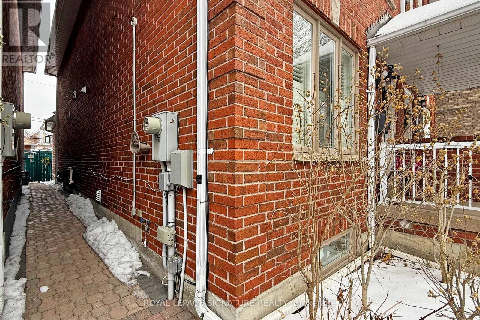 43 Alessia Circle, Toronto, Ontario  M6E 5A6 - Photo 17 - W12658092