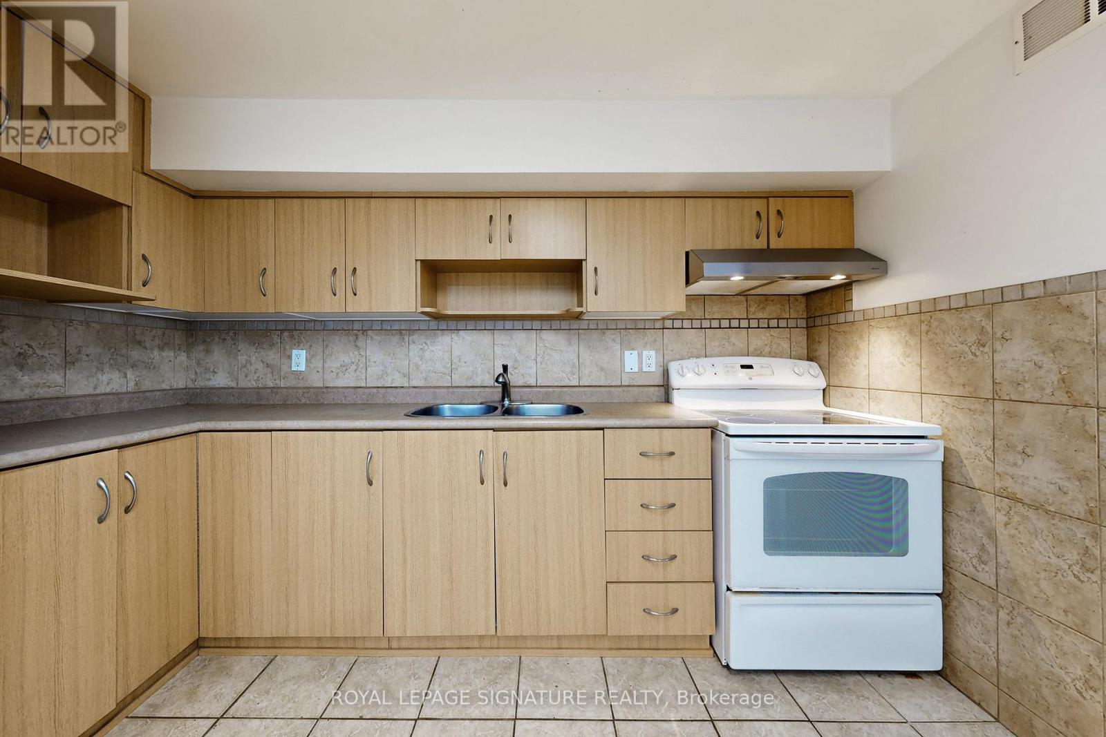 43 Alessia Circle, Toronto, Ontario  M6E 5A6 - Photo 6 - W12658092