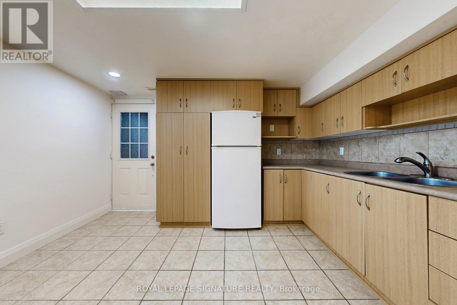 43 Alessia Circle, Toronto, Ontario  M6E 5A6 - Photo 7 - W12658092