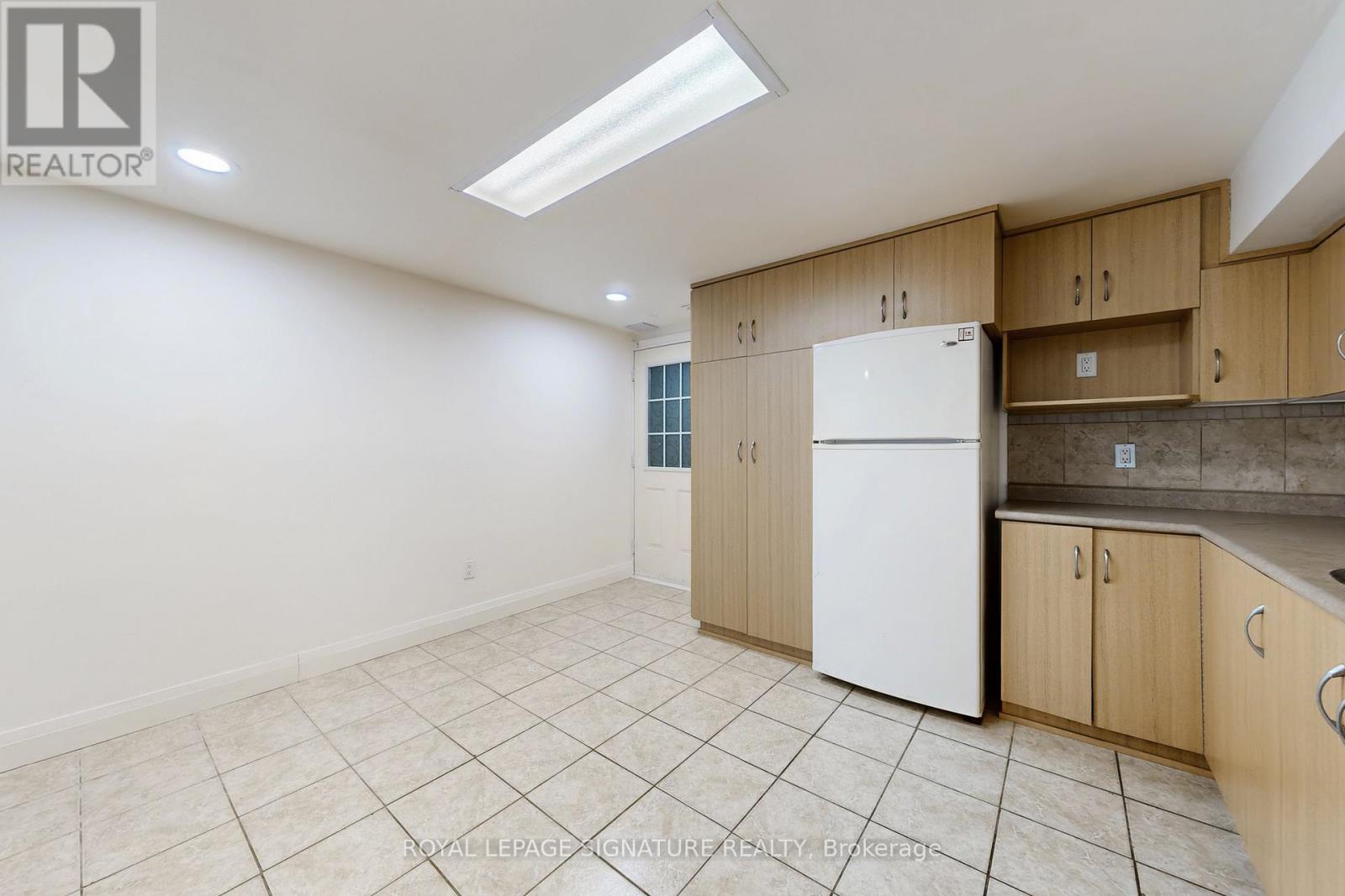 43 Alessia Circle, Toronto, Ontario  M6E 5A6 - Photo 8 - W12658092