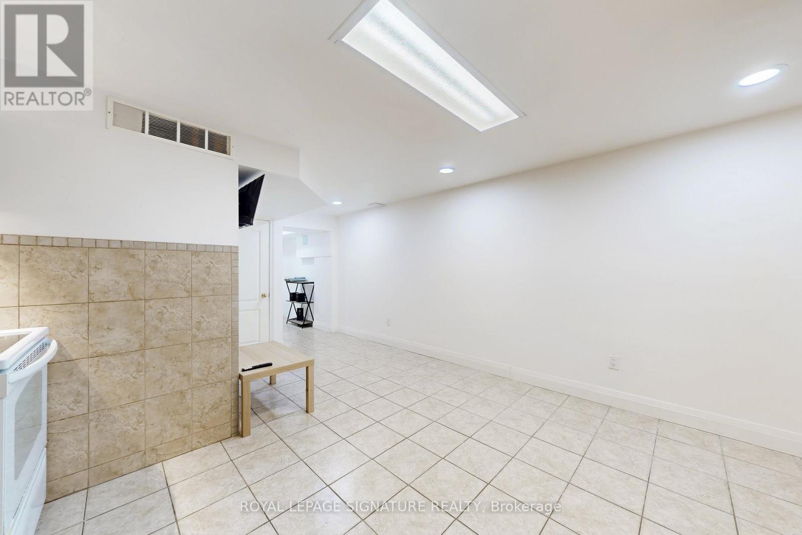 43 Alessia Circle, Toronto, Ontario  M6E 5A6 - Photo 9 - W12658092