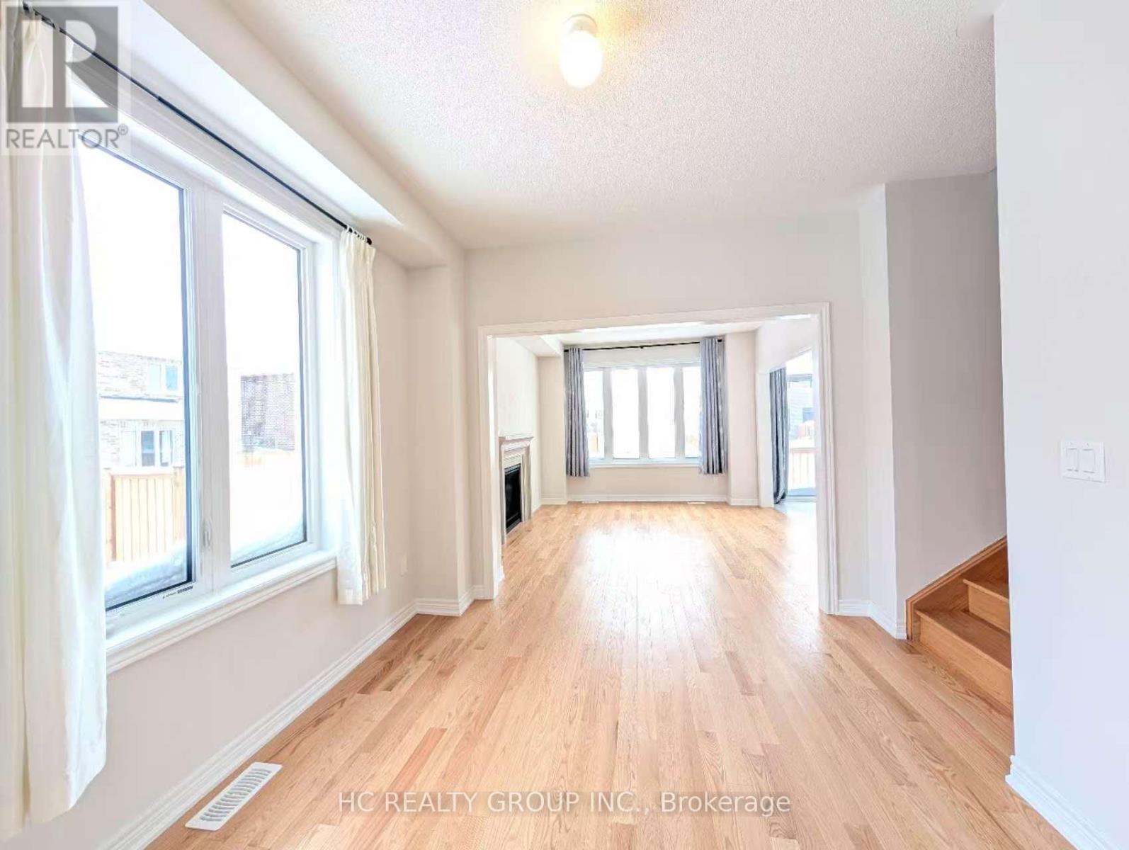 4 Sam Battaglia Crescent, Georgina, Ontario  L0E 1R0 - Photo 2 - N12658148