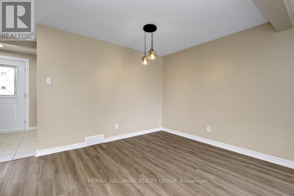 1701 Lafrance Drive, Ottawa, Ontario  K1E 2L7 - Photo 11 - X12658166