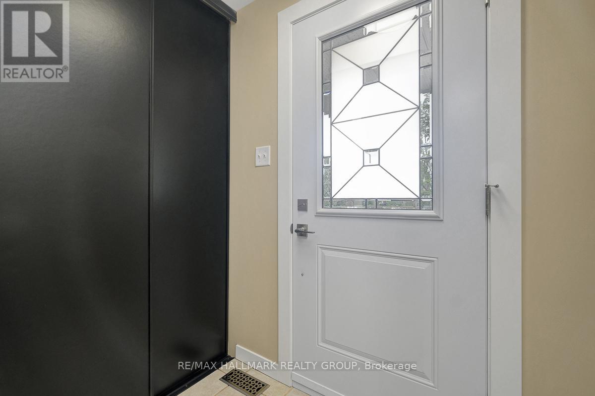 1701 Lafrance Drive, Ottawa, Ontario  K1E 2L7 - Photo 5 - X12658166