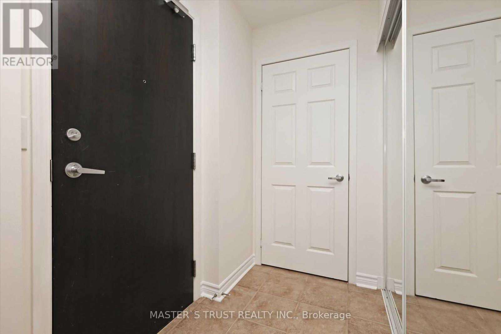 1004 - 388 Prince Of Wales Drive, Mississauga, Ontario  L5B 0A1 - Photo 2 - W12658172