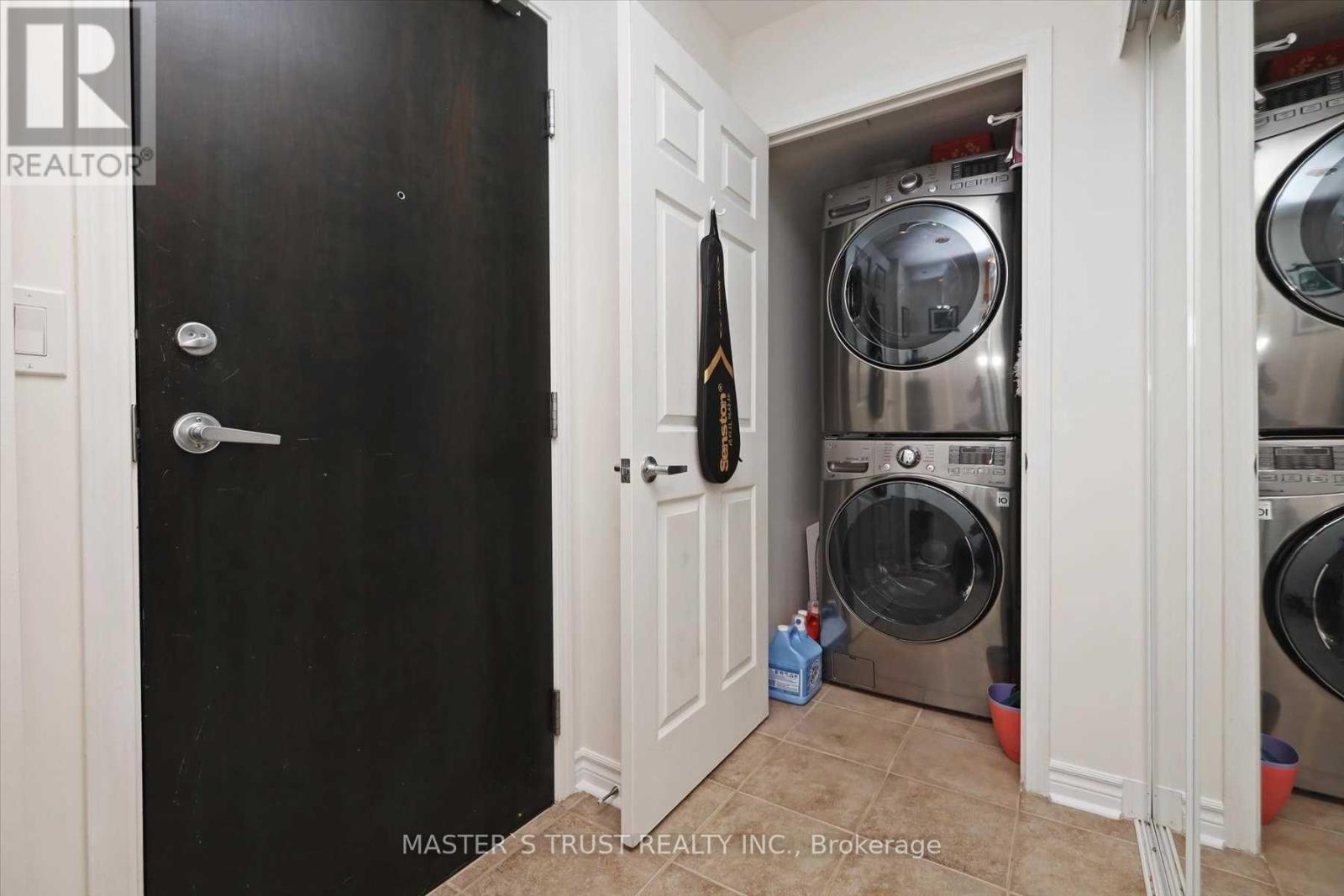 1004 - 388 Prince Of Wales Drive, Mississauga, Ontario  L5B 0A1 - Photo 4 - W12658172