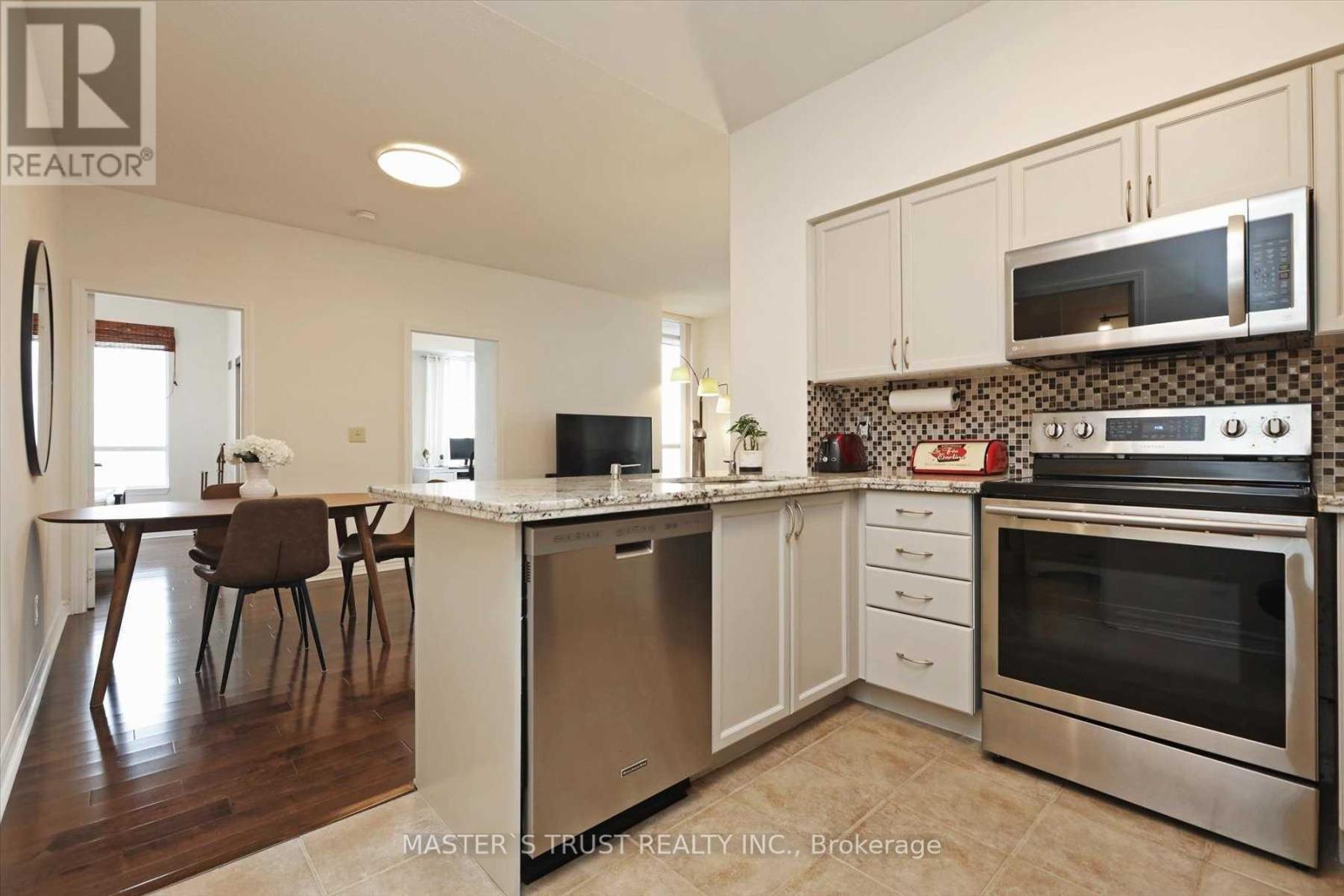 1004 - 388 Prince Of Wales Drive, Mississauga, Ontario  L5B 0A1 - Photo 8 - W12658172