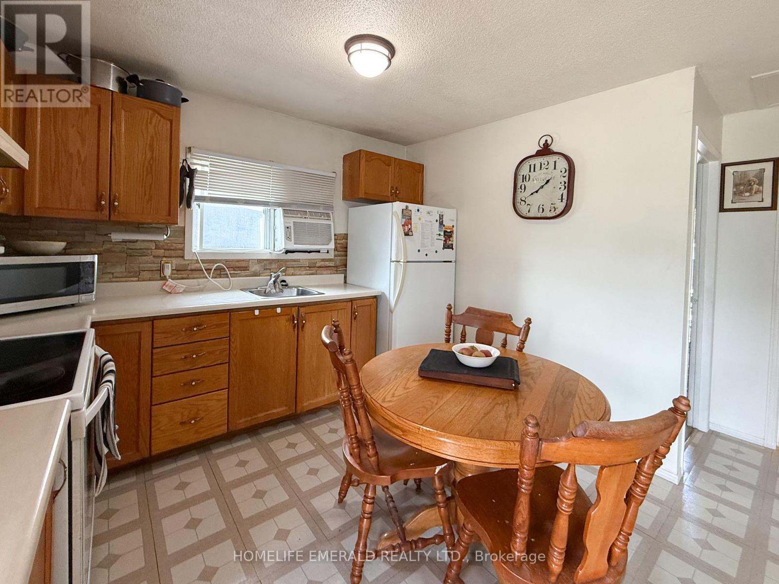 179 Margaret Street, Essa, Ontario  L0M 1B0 - Photo 11 - N12409251