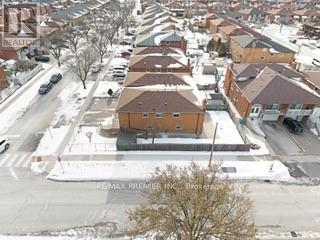 148 Yatescastle Drive, Toronto, Ontario  M3L 2L9 - Photo 35 - W12657520