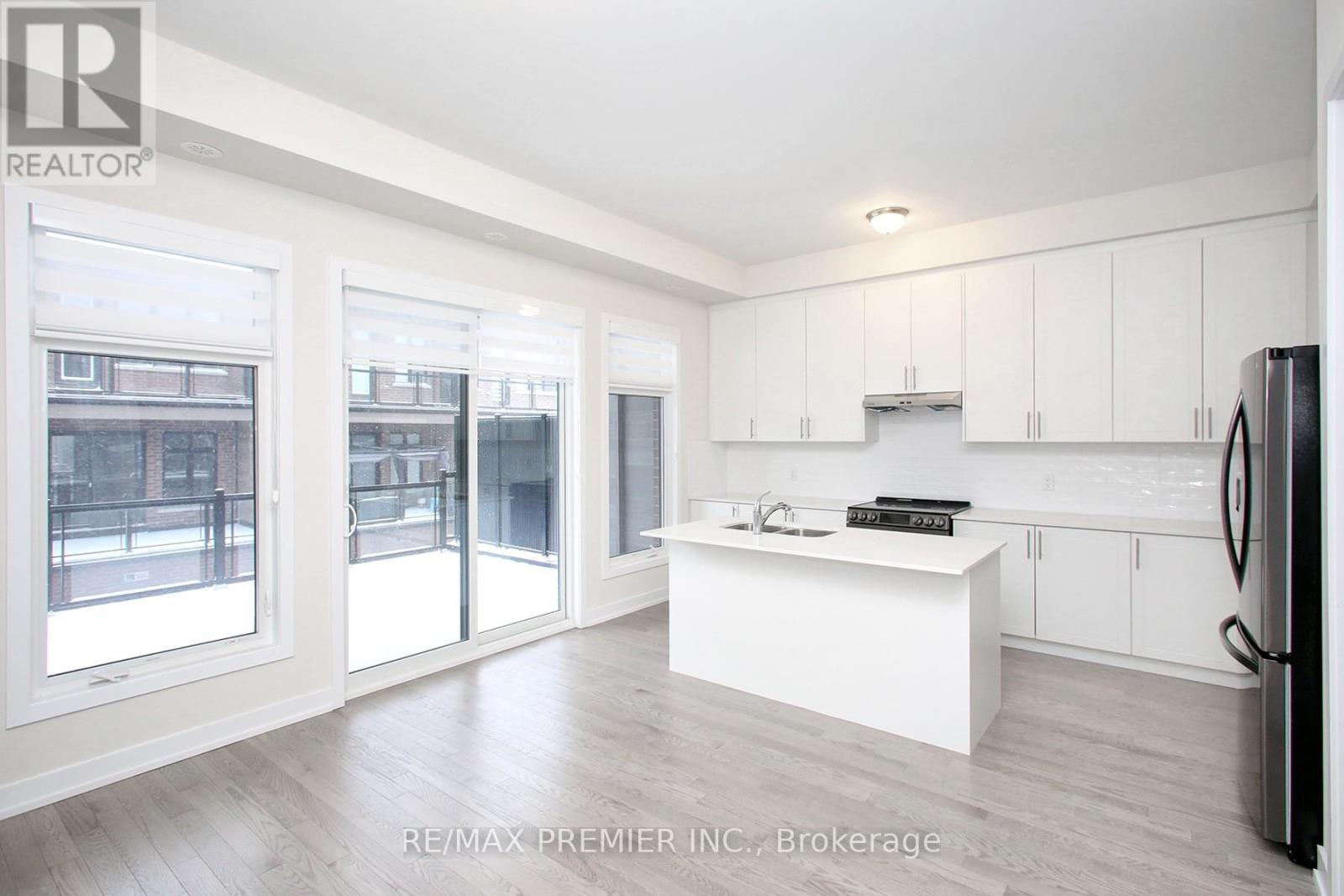 3057 Welsman Gardens, Oakville, Ontario  L6H 7Z2 - Photo 3 - W12658218