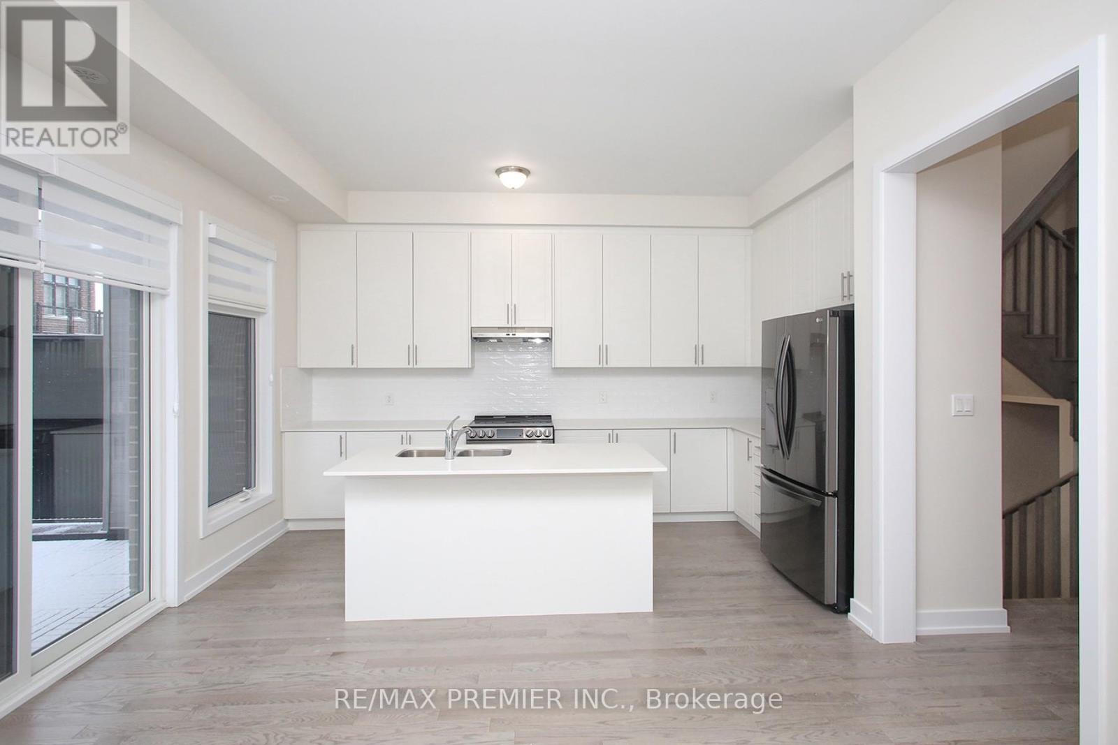 3057 Welsman Gardens, Oakville, Ontario  L6H 7Z2 - Photo 4 - W12658218