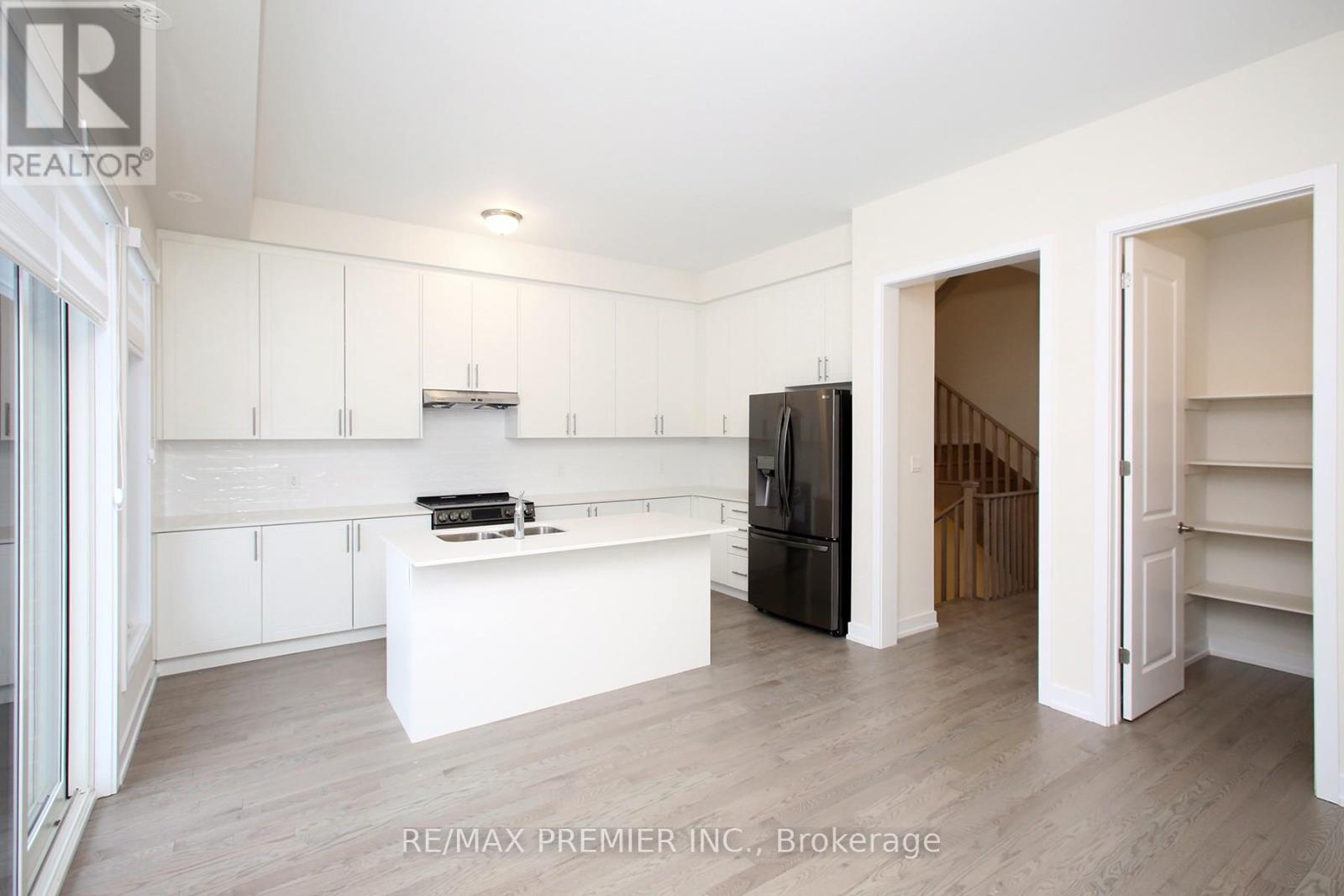 3057 Welsman Gardens, Oakville, Ontario  L6H 7Z2 - Photo 5 - W12658218