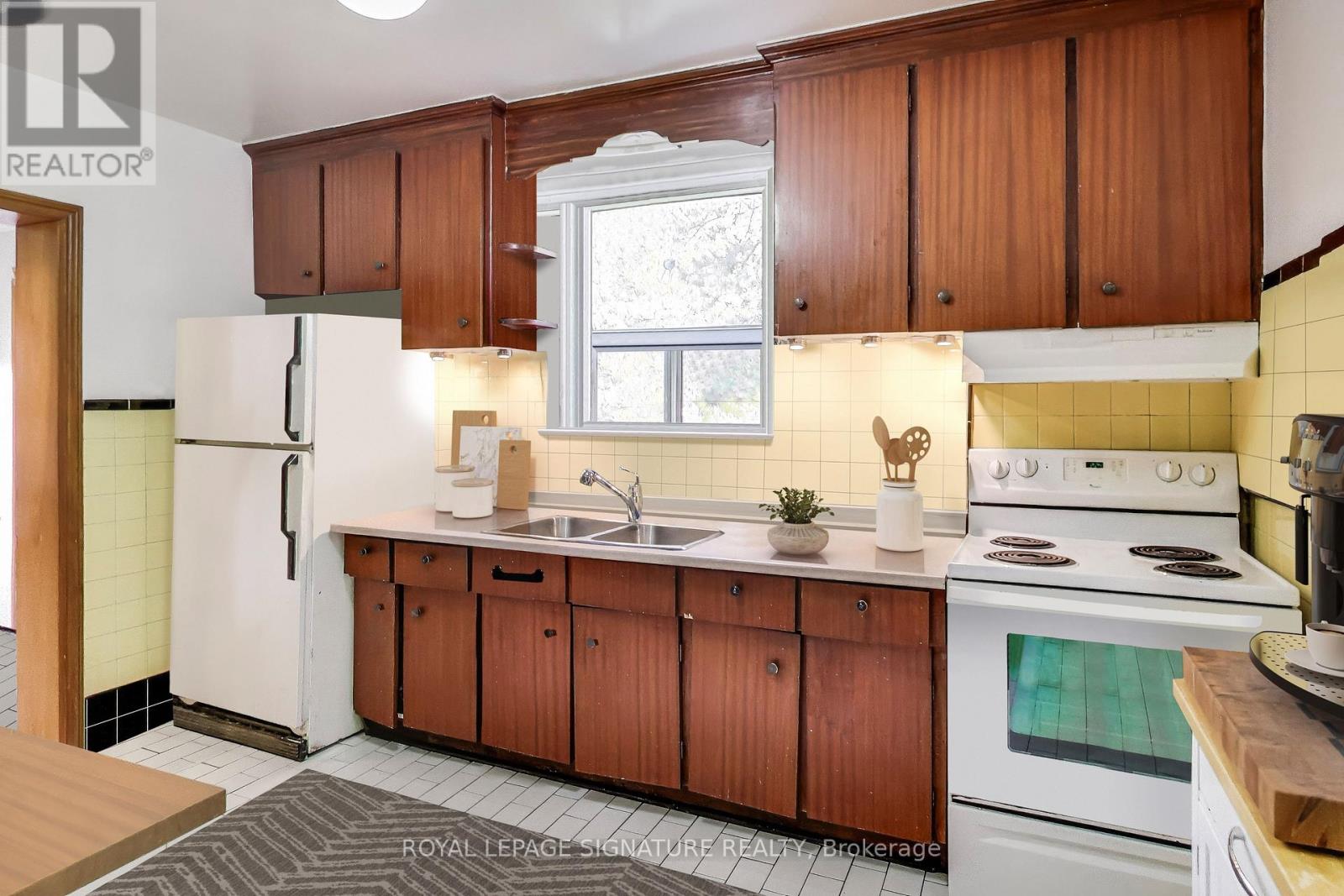 6 Brandon Avenue, Toronto, Ontario  M6H 2C9 - Photo 6 - W12658244