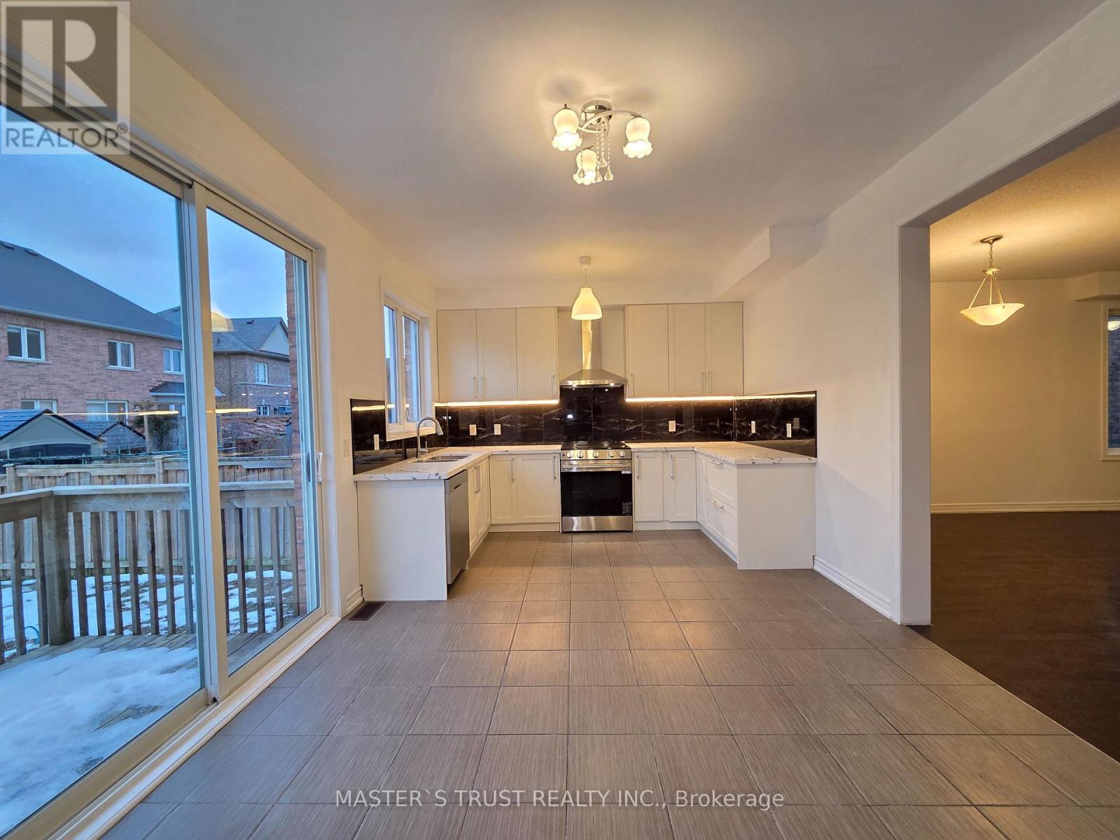 11 Beacon Point Street, Markham, Ontario  L6E 0P3 - Photo 5 - N12658318