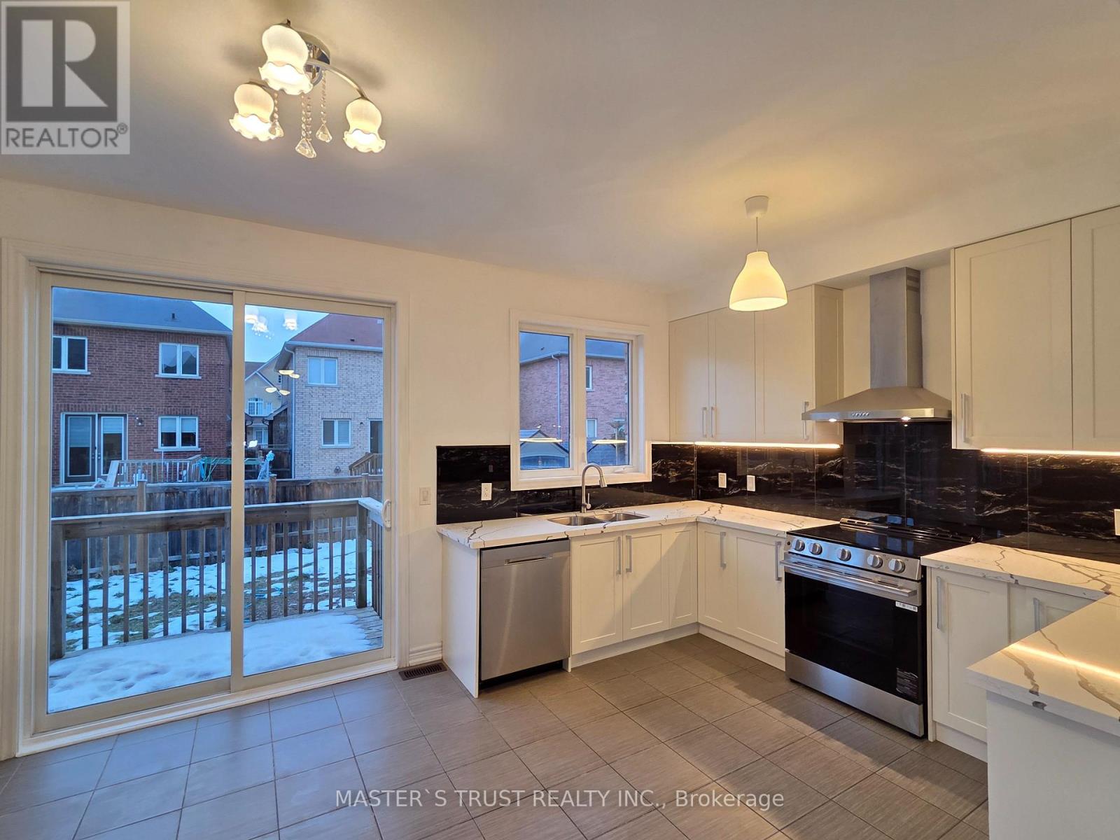 11 Beacon Point Street, Markham, Ontario  L6E 0P3 - Photo 6 - N12658318