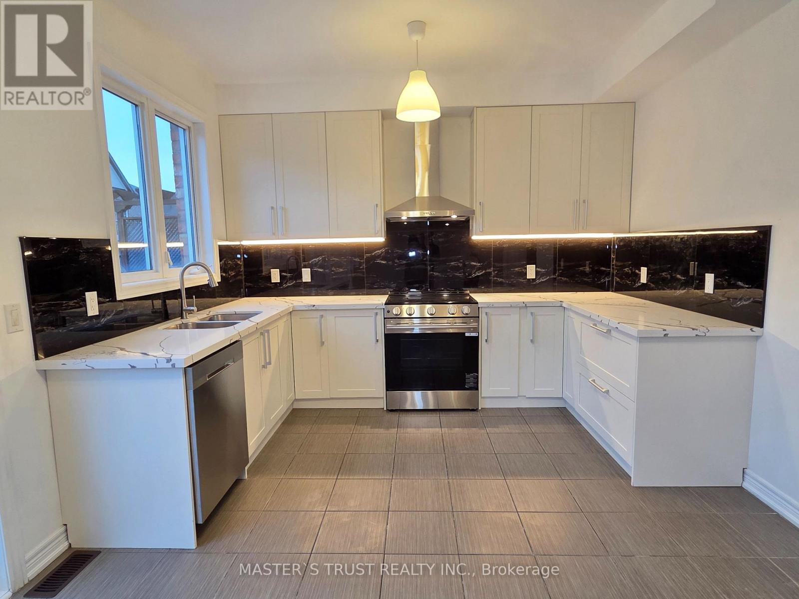 11 Beacon Point Street, Markham, Ontario  L6E 0P3 - Photo 7 - N12658318