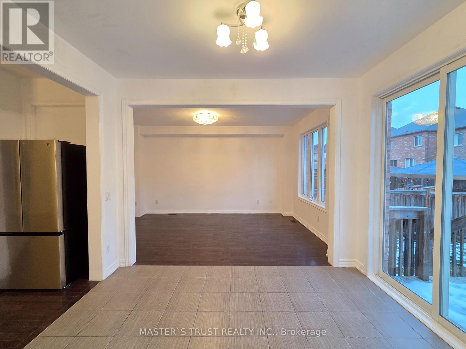 11 Beacon Point Street, Markham, Ontario  L6E 0P3 - Photo 8 - N12658318