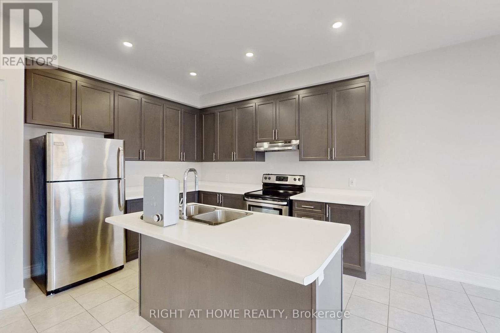 11 Robert Wilson Crescent, Georgina, Ontario  L4P 0G8 - Photo 12 - N12658378