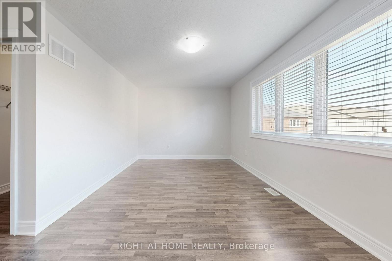 11 Robert Wilson Crescent, Georgina, Ontario  L4P 0G8 - Photo 23 - N12658378