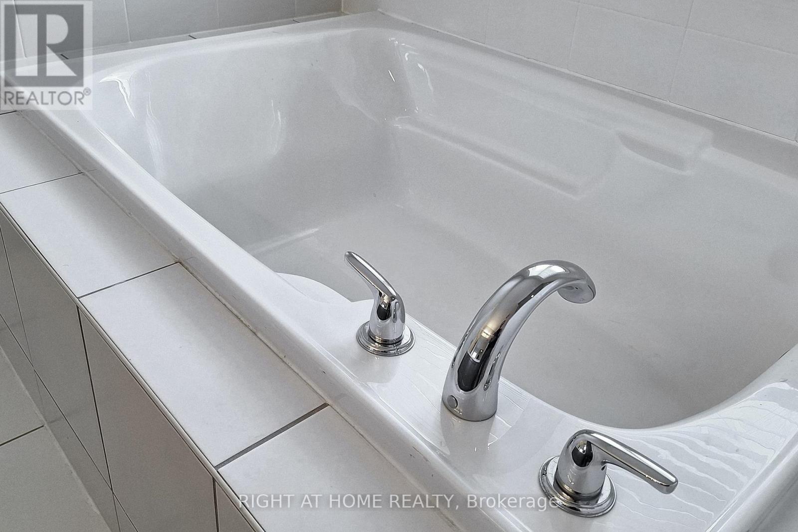 11 Robert Wilson Crescent, Georgina, Ontario  L4P 0G8 - Photo 29 - N12658378