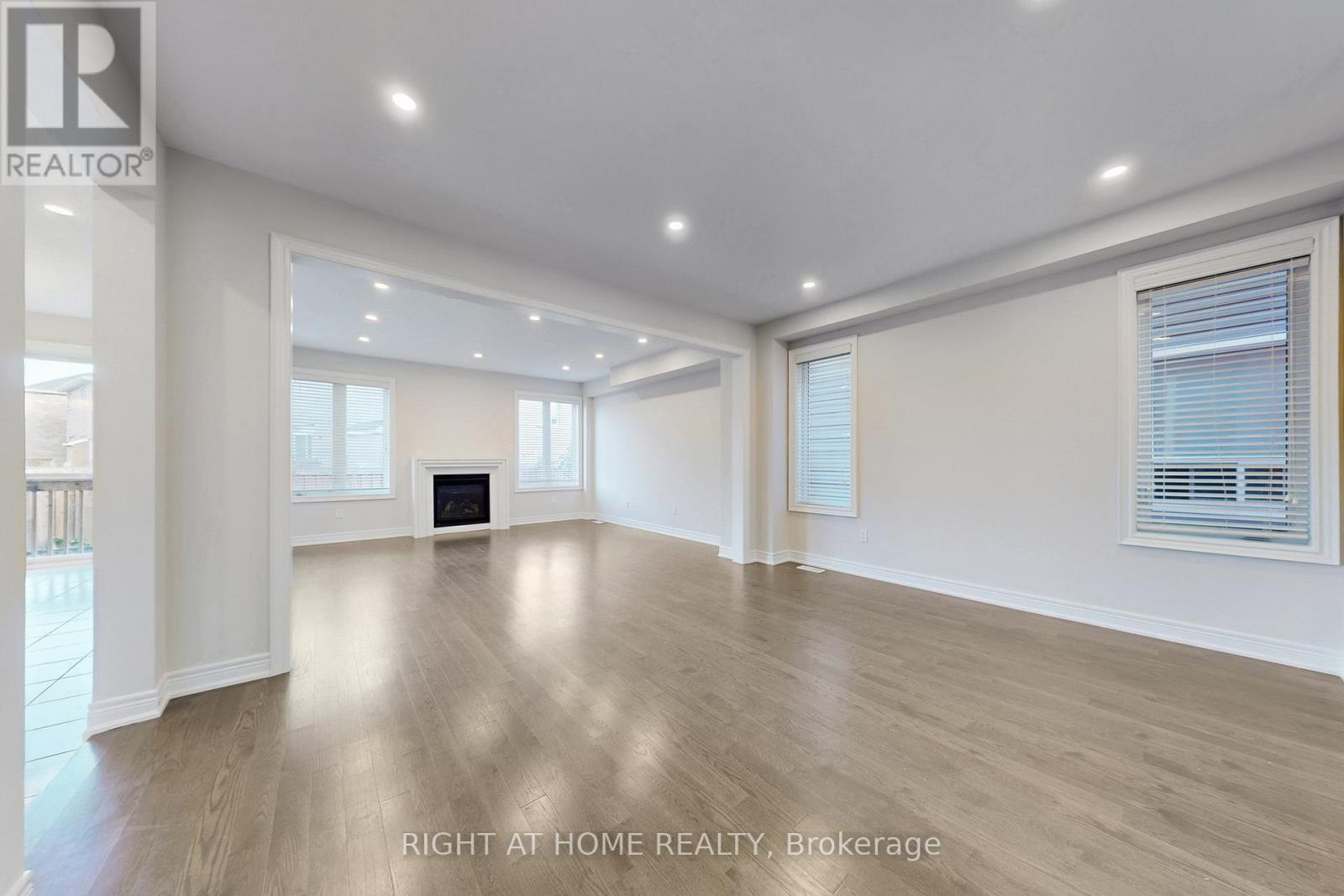 11 Robert Wilson Crescent, Georgina, Ontario  L4P 0G8 - Photo 6 - N12658378