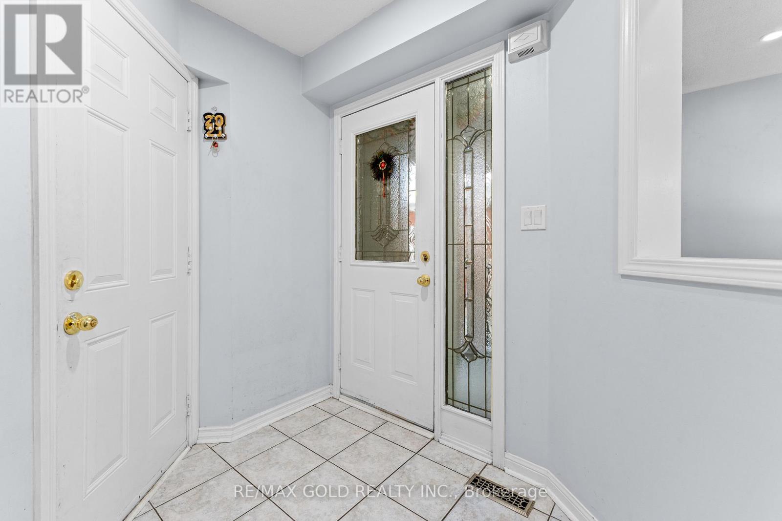 10 Narrow Valley Crescent, Brampton, Ontario  L6R 2M6 - Photo 6 - W12658132