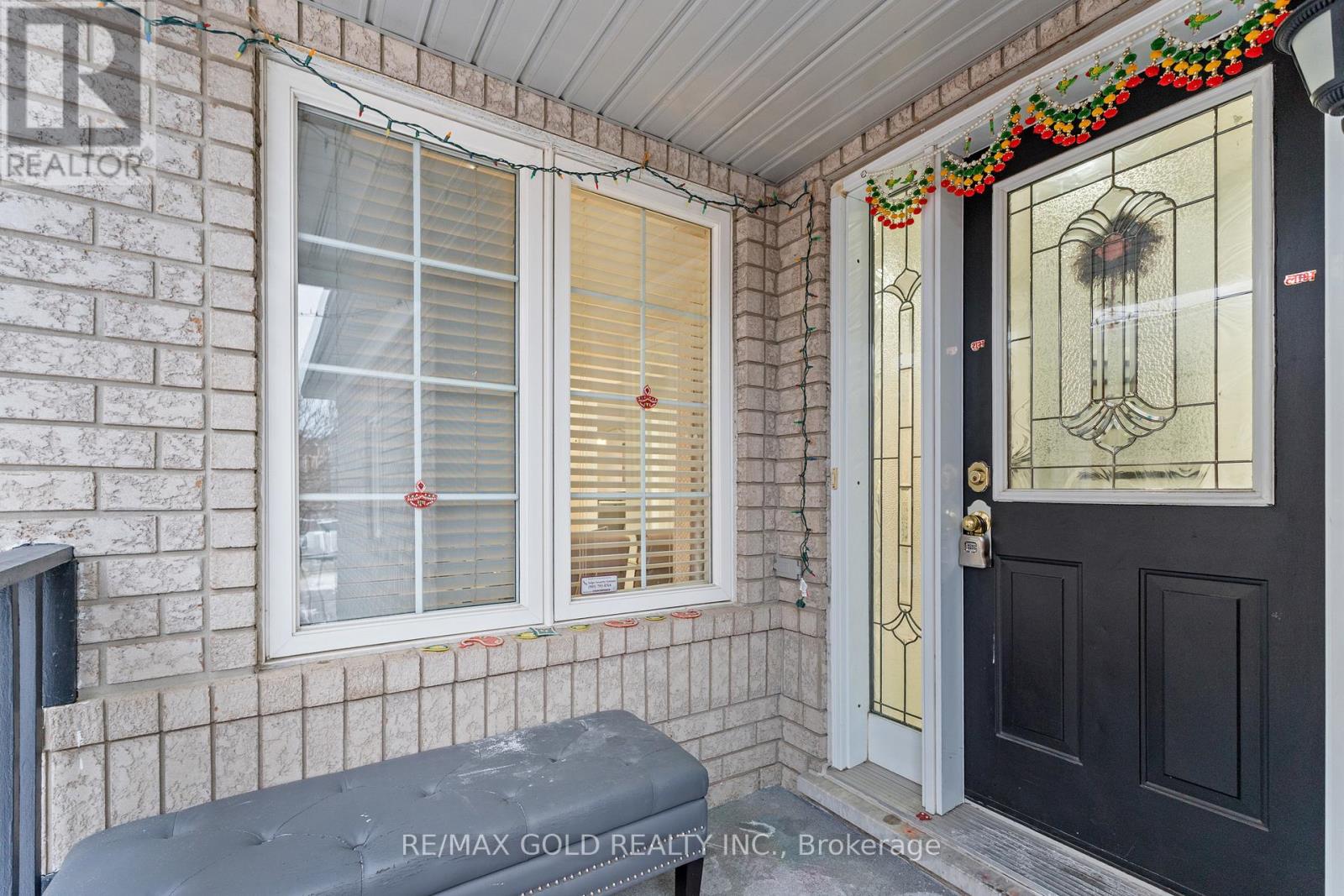 10 Narrow Valley Crescent, Brampton, Ontario  L6R 2M6 - Photo 5 - W12658132