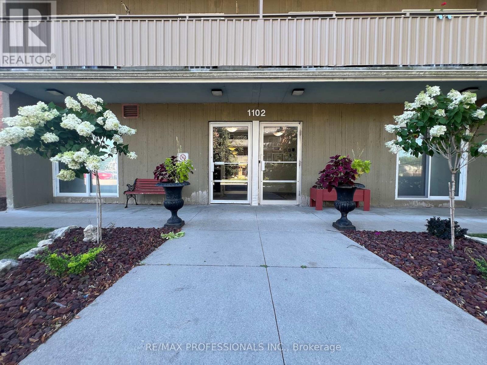 601 - 1102 Jalna Boulevard, London South, Ontario  N6E 1X8 - Photo 2 - X12658398