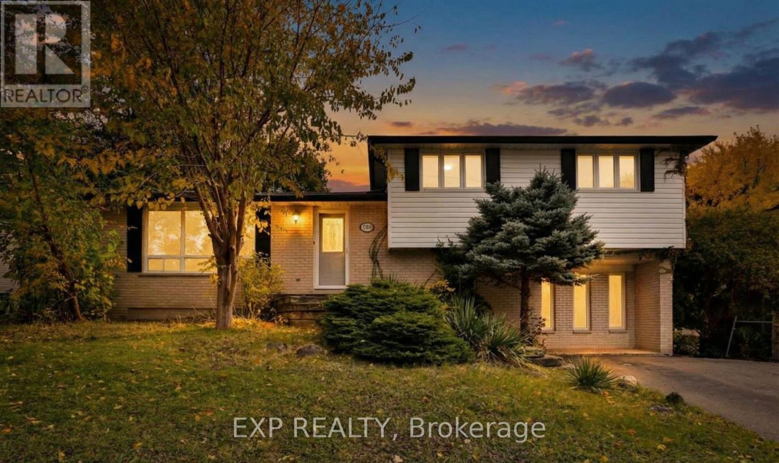 165 Carlson Drive, Newmarket, Ontario  L3Y 3H2 - Photo 2 - N12646030