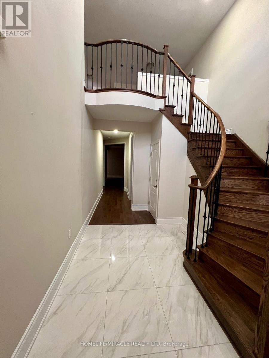 16 Matterhorn Road, Brampton, Ontario  L7A 0B7 - Photo 2 - W12658472