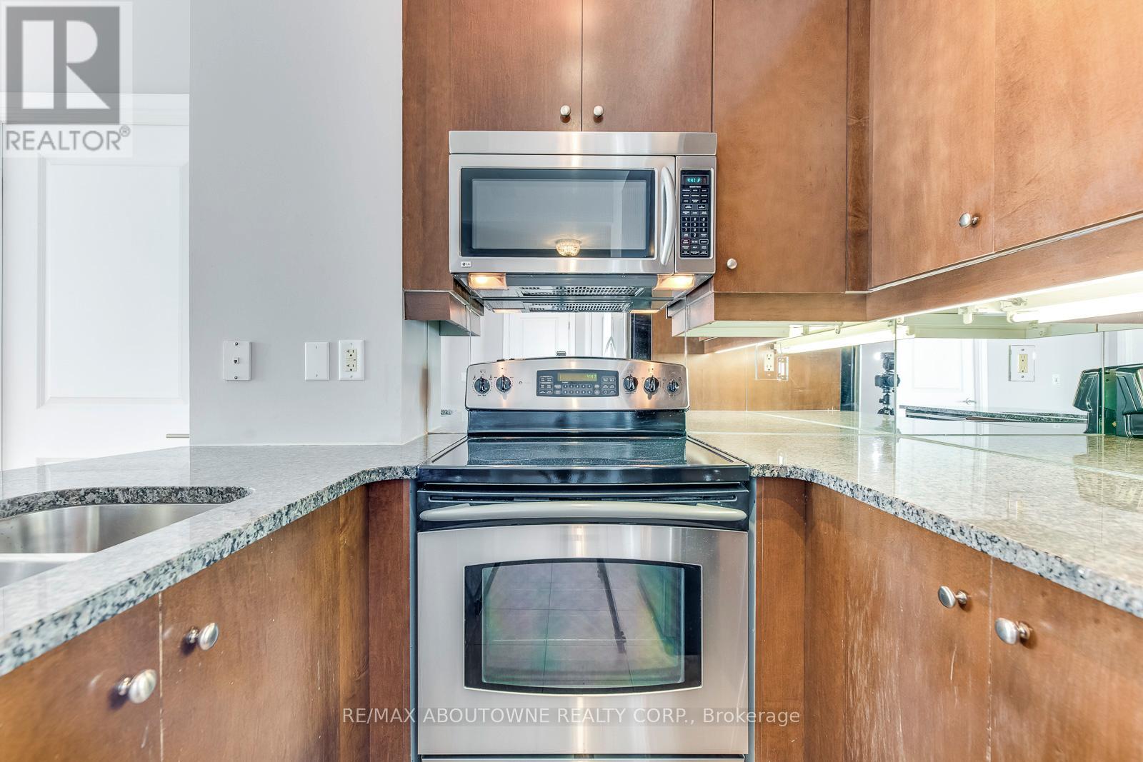 3204 - 18 Yorkville Avenue, Toronto, Ontario  M4W 1L4 - Photo 17 - C12658506