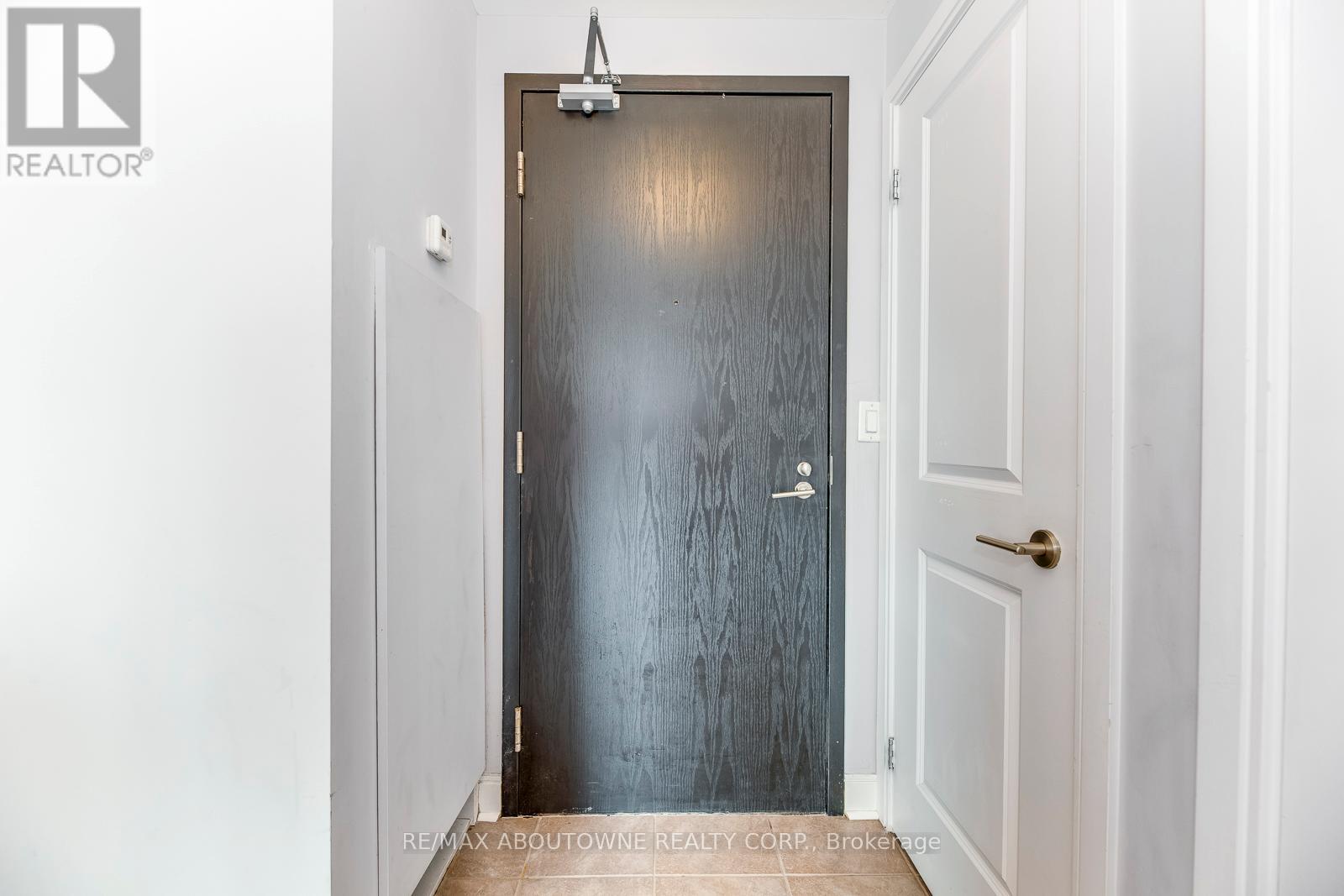 3204 - 18 Yorkville Avenue, Toronto, Ontario  M4W 1L4 - Photo 3 - C12658506