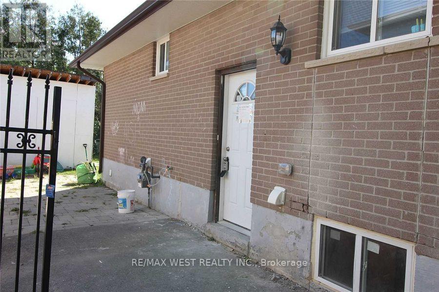 53 Sutherland Avenue, Brampton, Ontario  L6V 2H6 - Photo 4 - W12658518