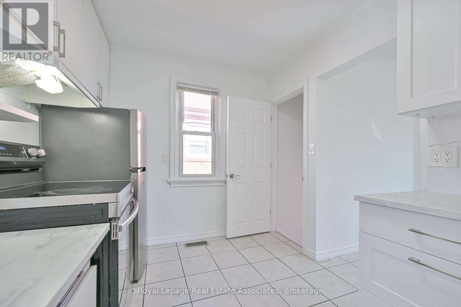 20 East Drive, Toronto, Ontario  M6N 2N7 - Photo 9 - W12658524