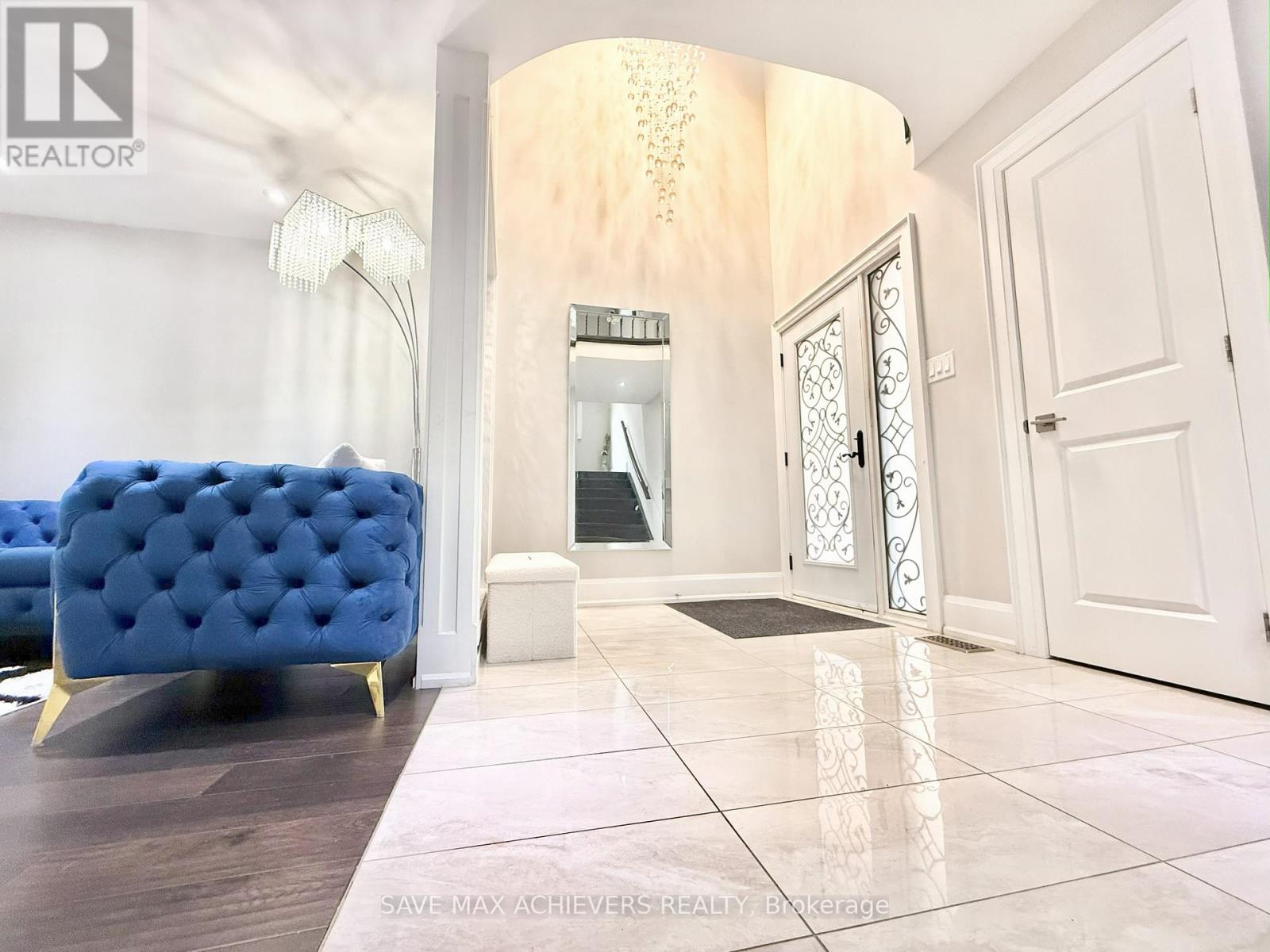 12 Upwood Place, Brampton, Ontario  L6R 1T3 - Photo 5 - W12658530