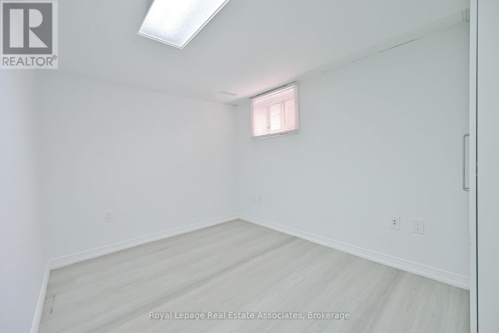 20 East Drive, Toronto, Ontario  M6N 2N7 - Photo 17 - W12658542