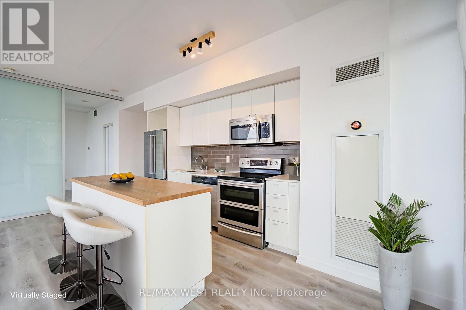 813 - 103 The Queensway W, Toronto, Ontario  M6S 5B3 - Photo 11 - W12658654