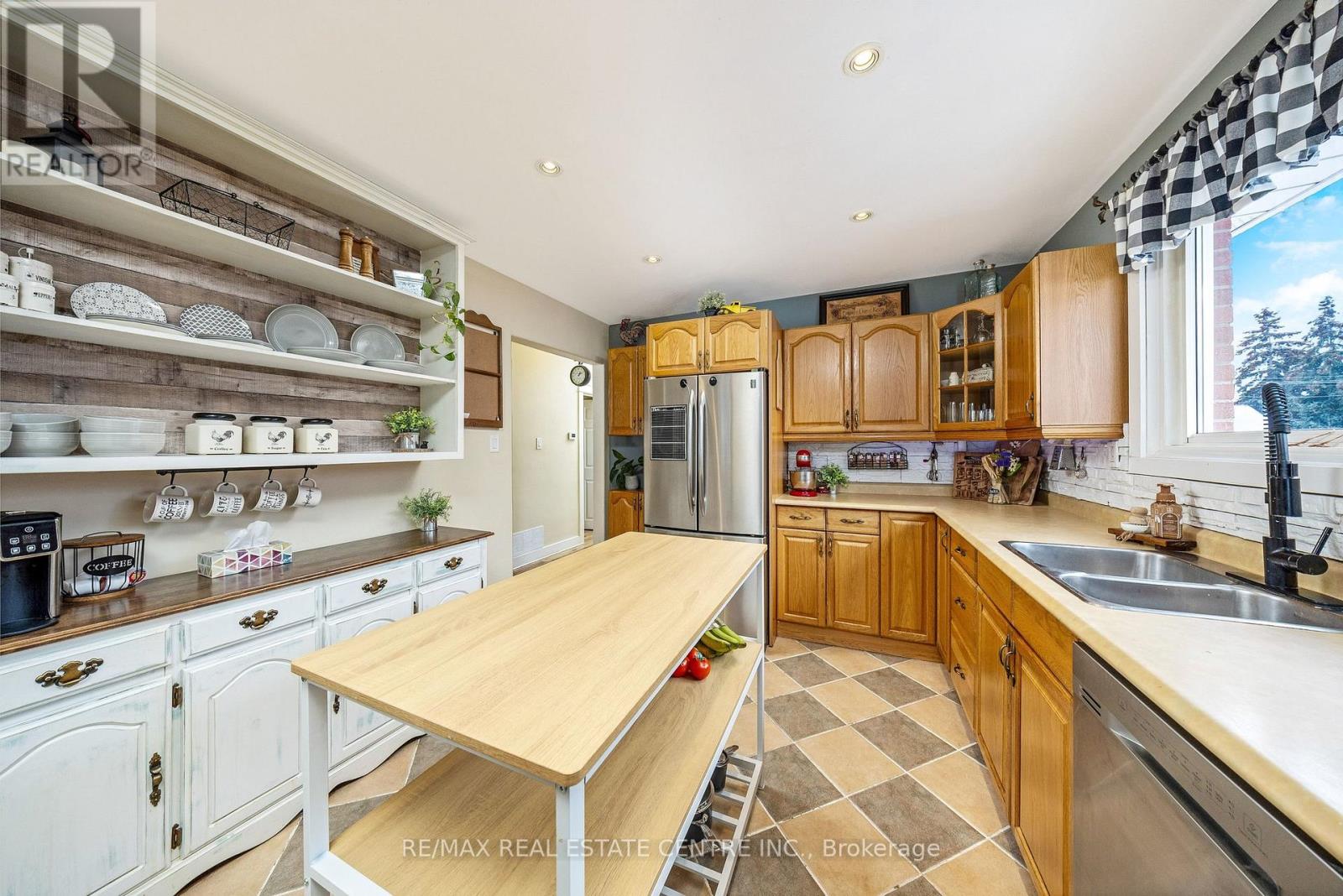 1320 Bunnell Drive, Burlington, Ontario  L7P 2E1 - Photo 6 - W12640546