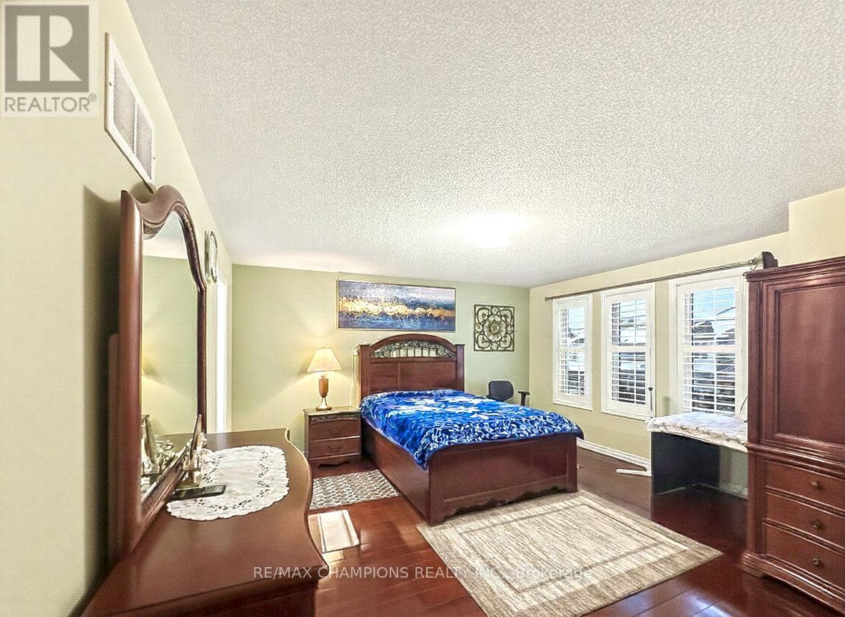 28 Blazing Star Drive, Brampton (Sandringham-Wellington), Ontario  L6R 3E7 - Photo 18 - W12652506