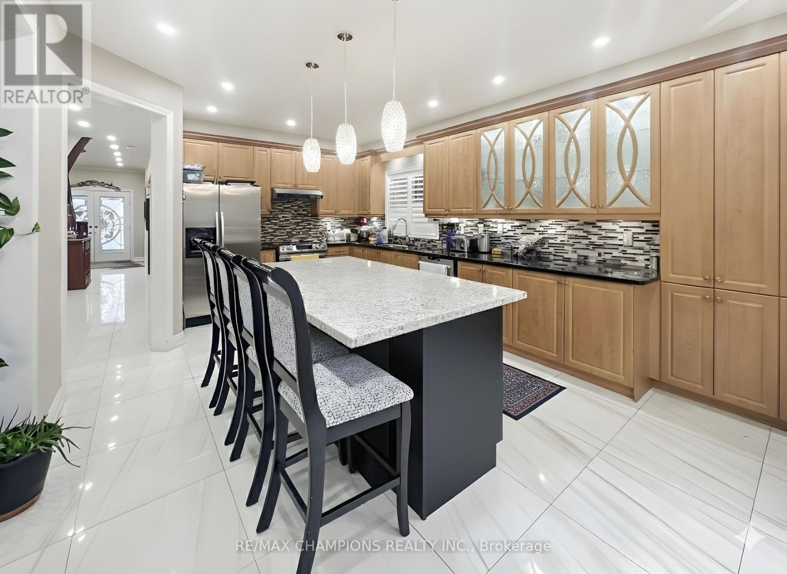 28 Blazing Star Drive, Brampton (Sandringham-Wellington), Ontario  L6R 3E7 - Photo 3 - W12652506