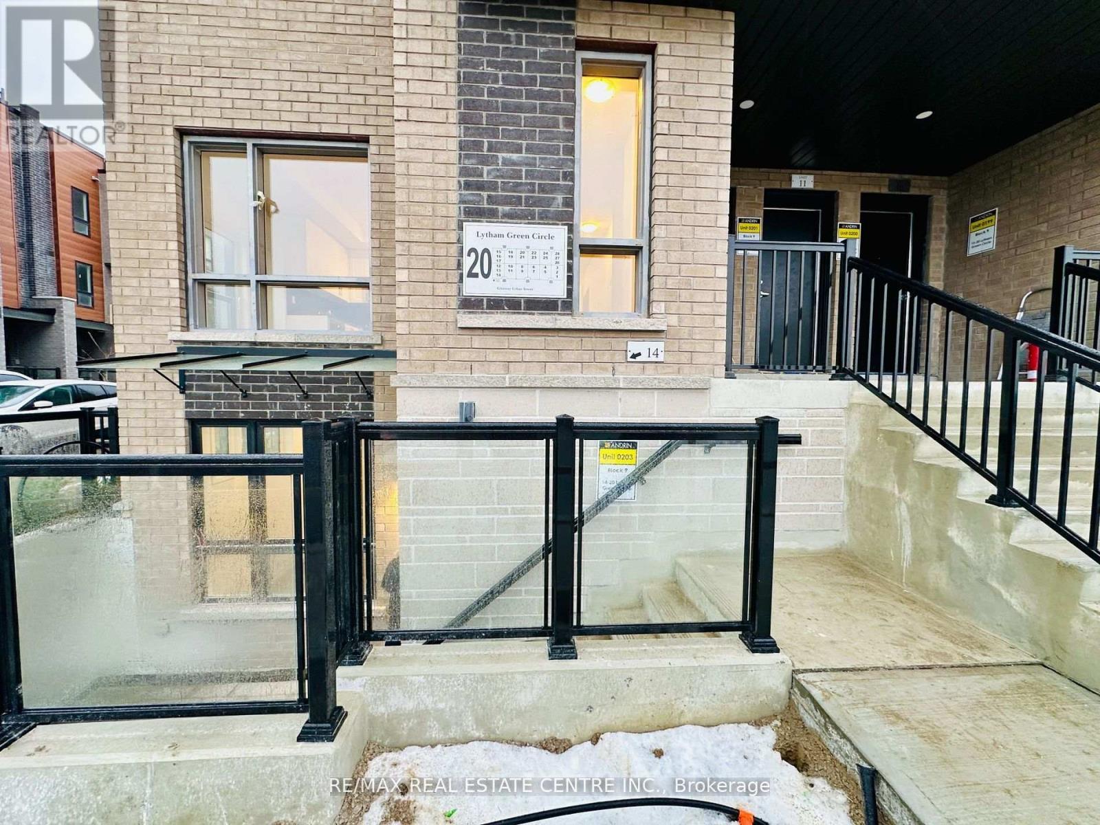 14 - 20 LYTHAM GREEN CIRCLE, Newmarket, Ontario