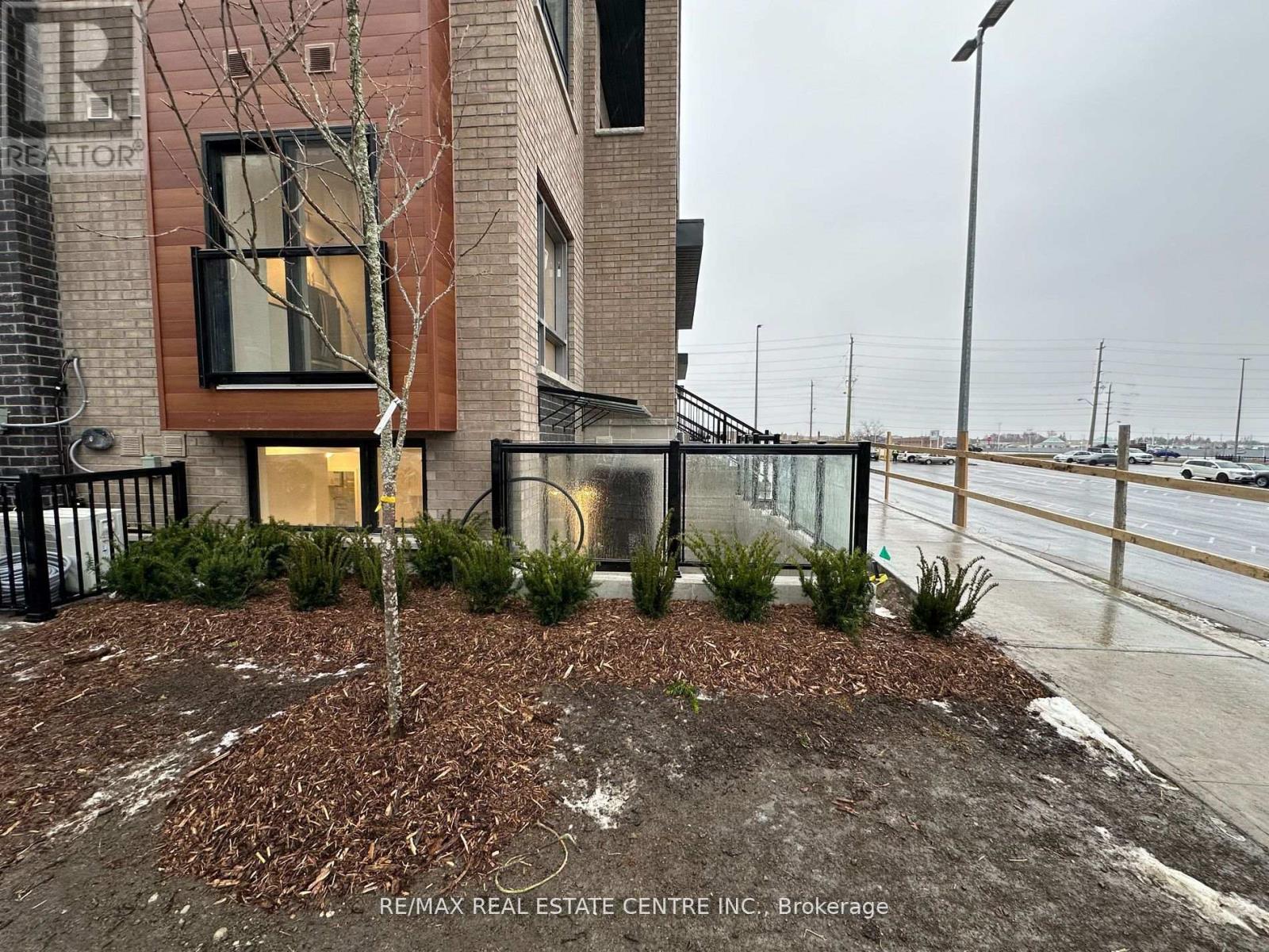 14 - 20 Lytham Green Circle, Newmarket, Ontario  L3Y 0H4 - Photo 3 - N12658716