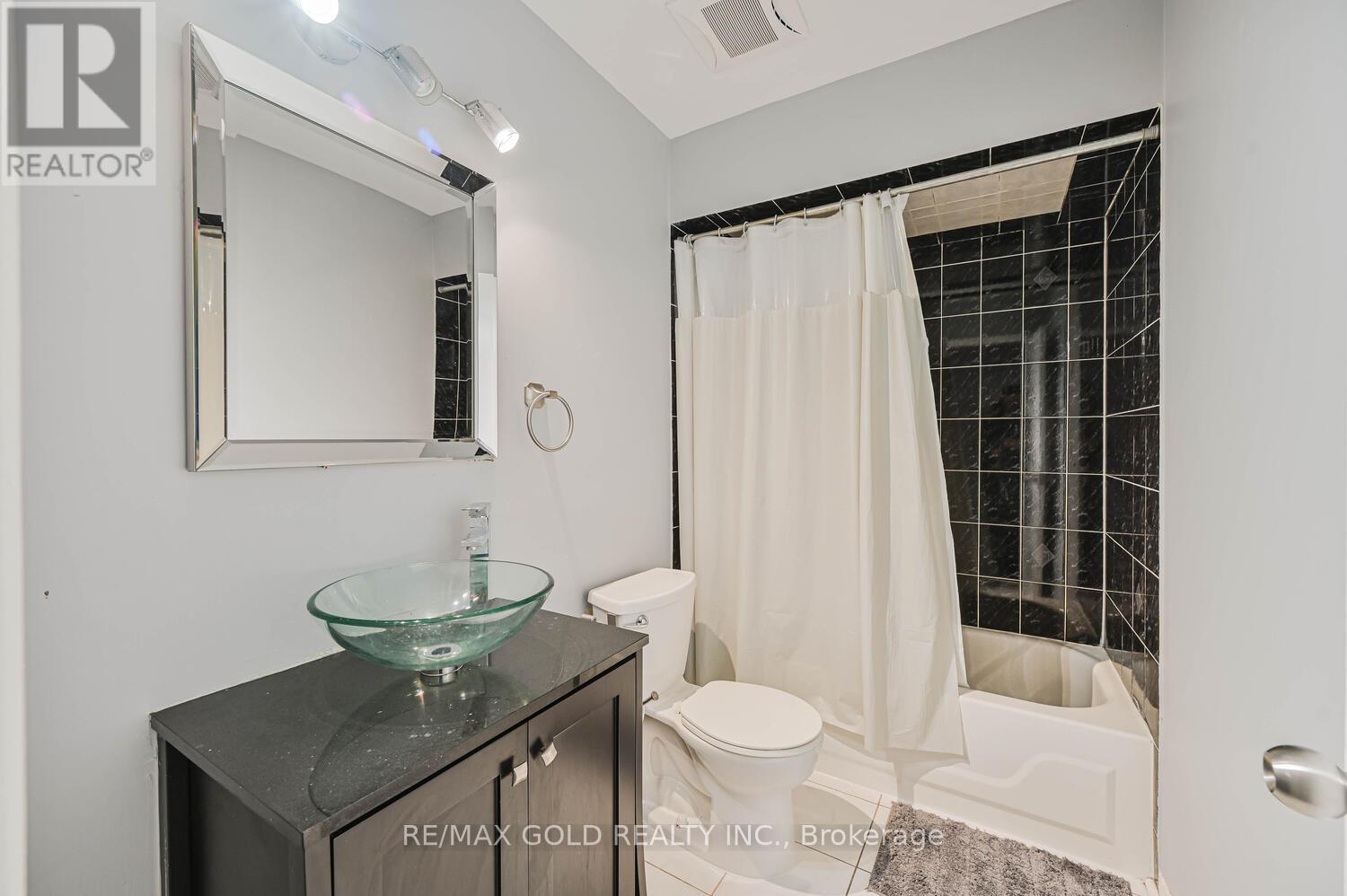 73 Chipmunk Crescent, Brampton, Ontario  L6R 1B4 - Photo 14 - W12657768