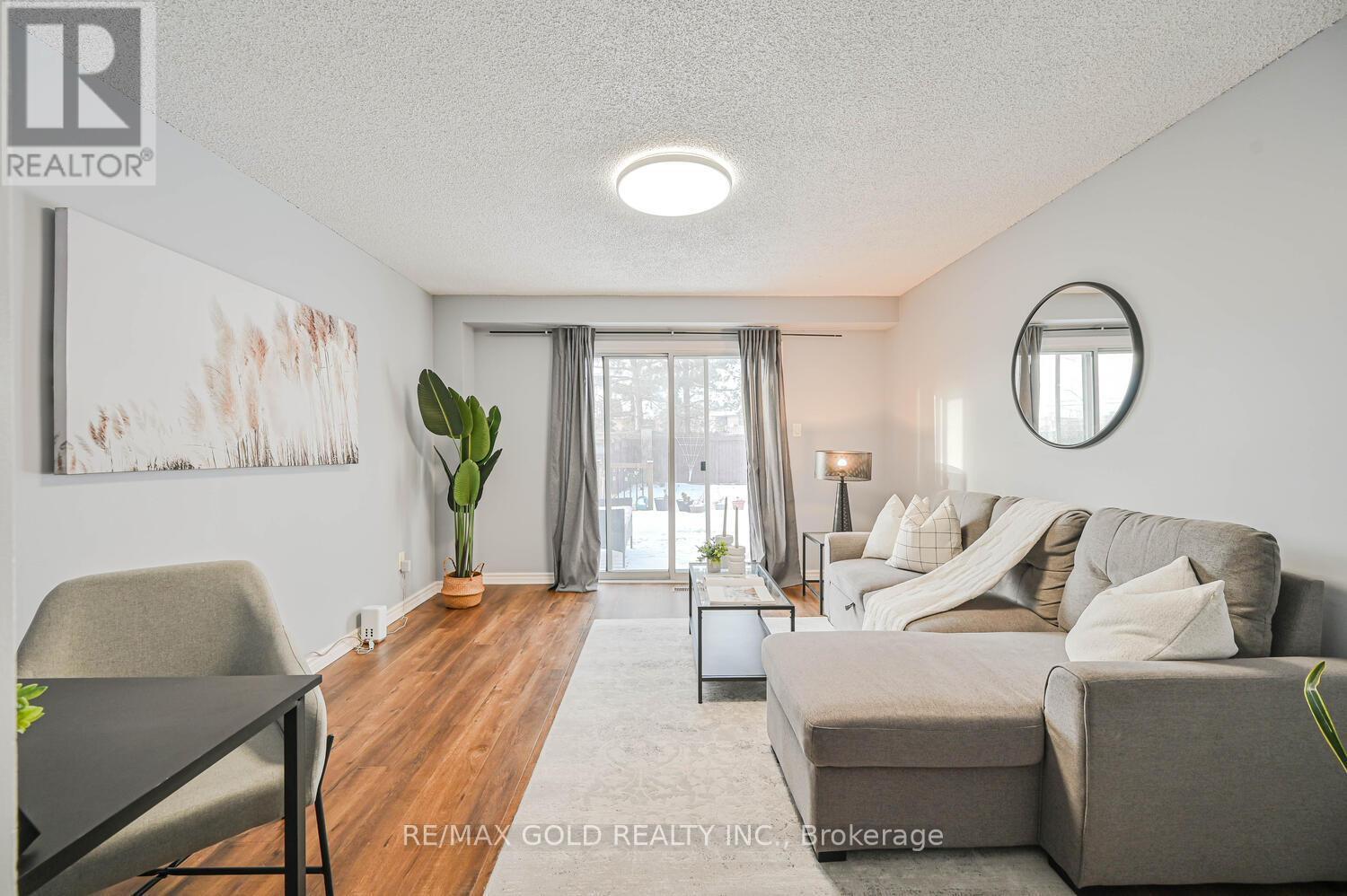 73 Chipmunk Crescent, Brampton, Ontario  L6R 1B4 - Photo 4 - W12657768