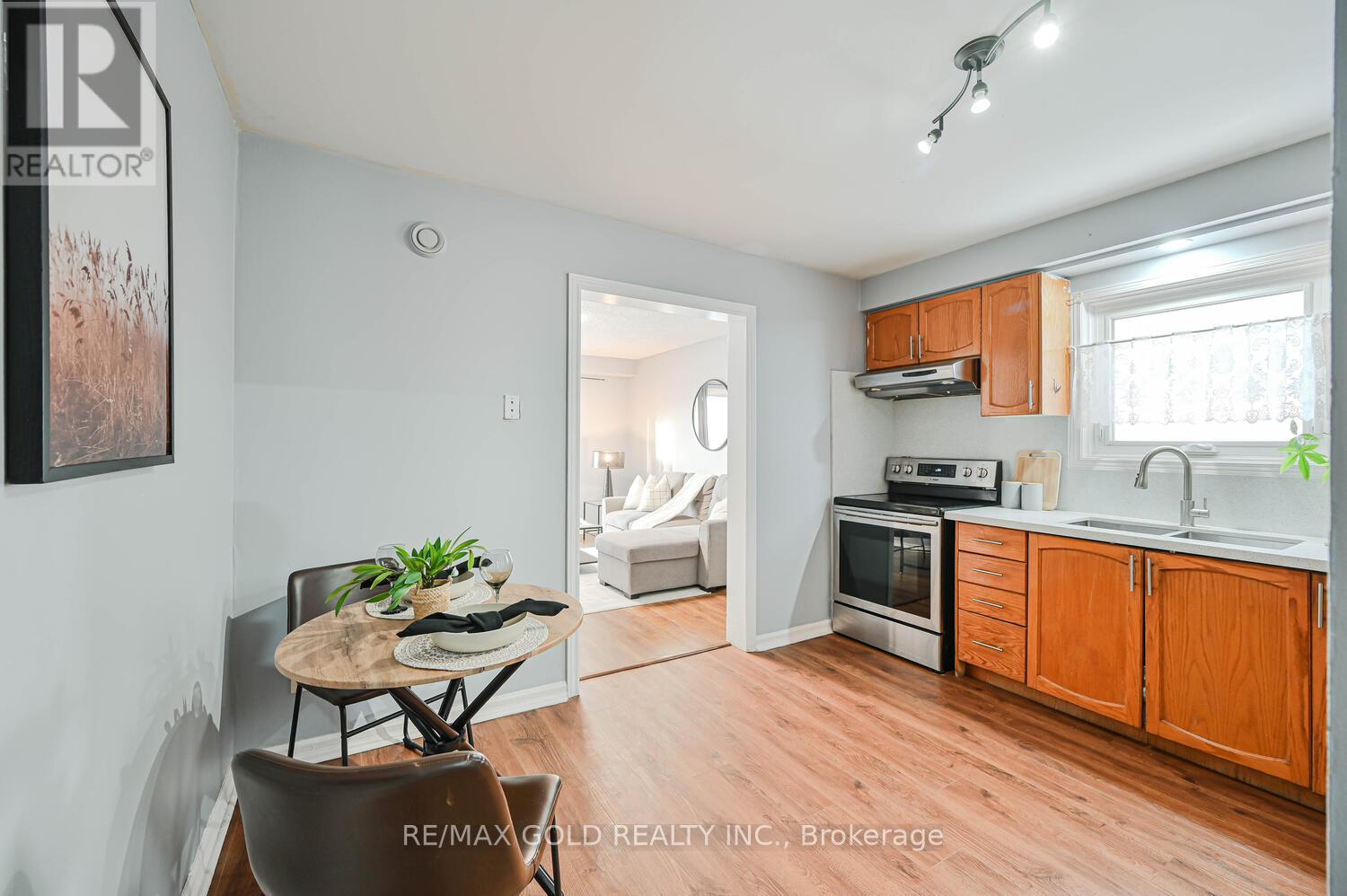 73 Chipmunk Crescent, Brampton, Ontario  L6R 1B4 - Photo 5 - W12657768