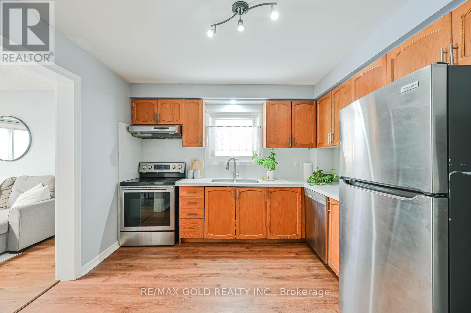 73 Chipmunk Crescent, Brampton, Ontario  L6R 1B4 - Photo 6 - W12657768