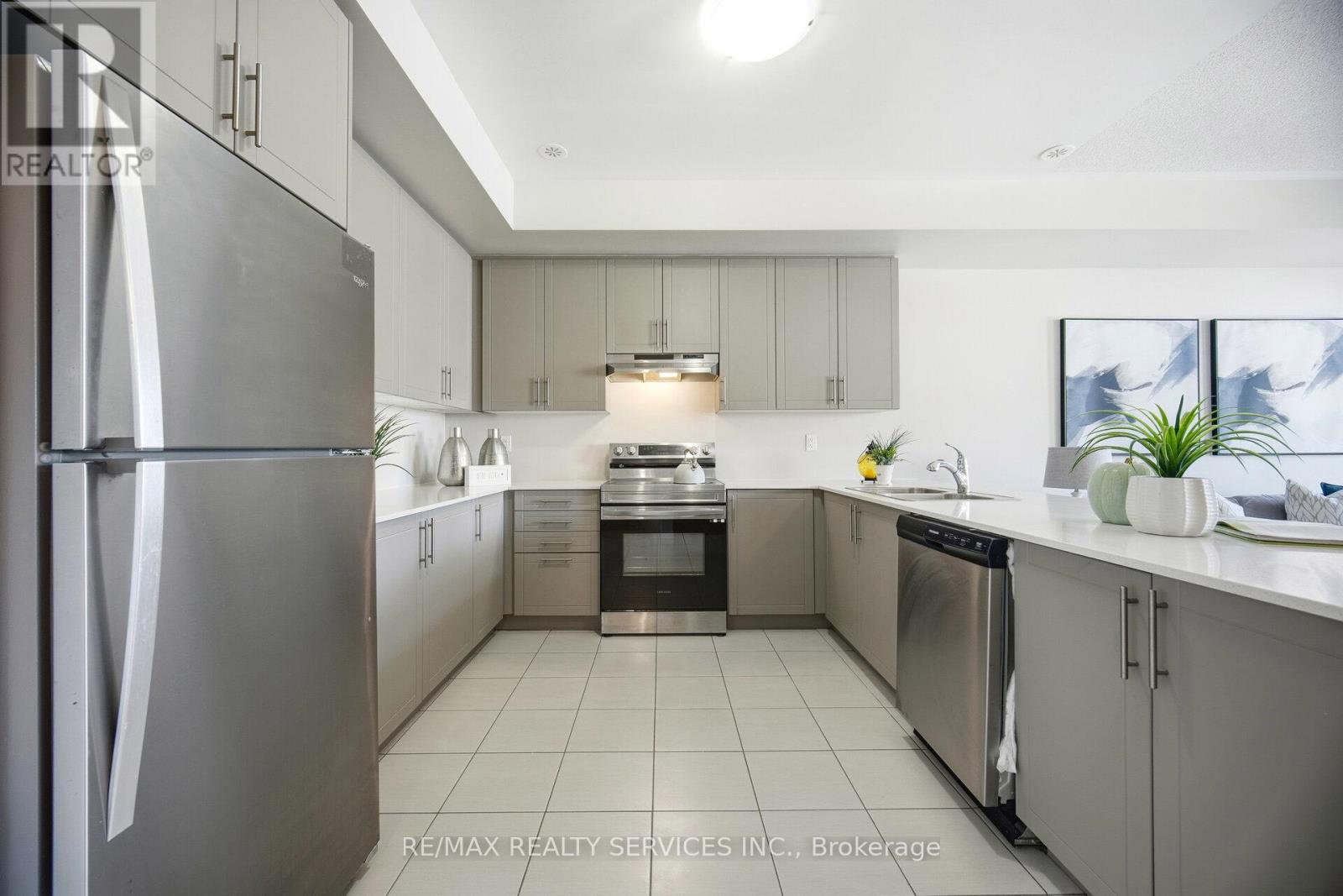 25 Tiveron Avenue, Caledon, Ontario  L7C 4L4 - Photo 6 - W12658454