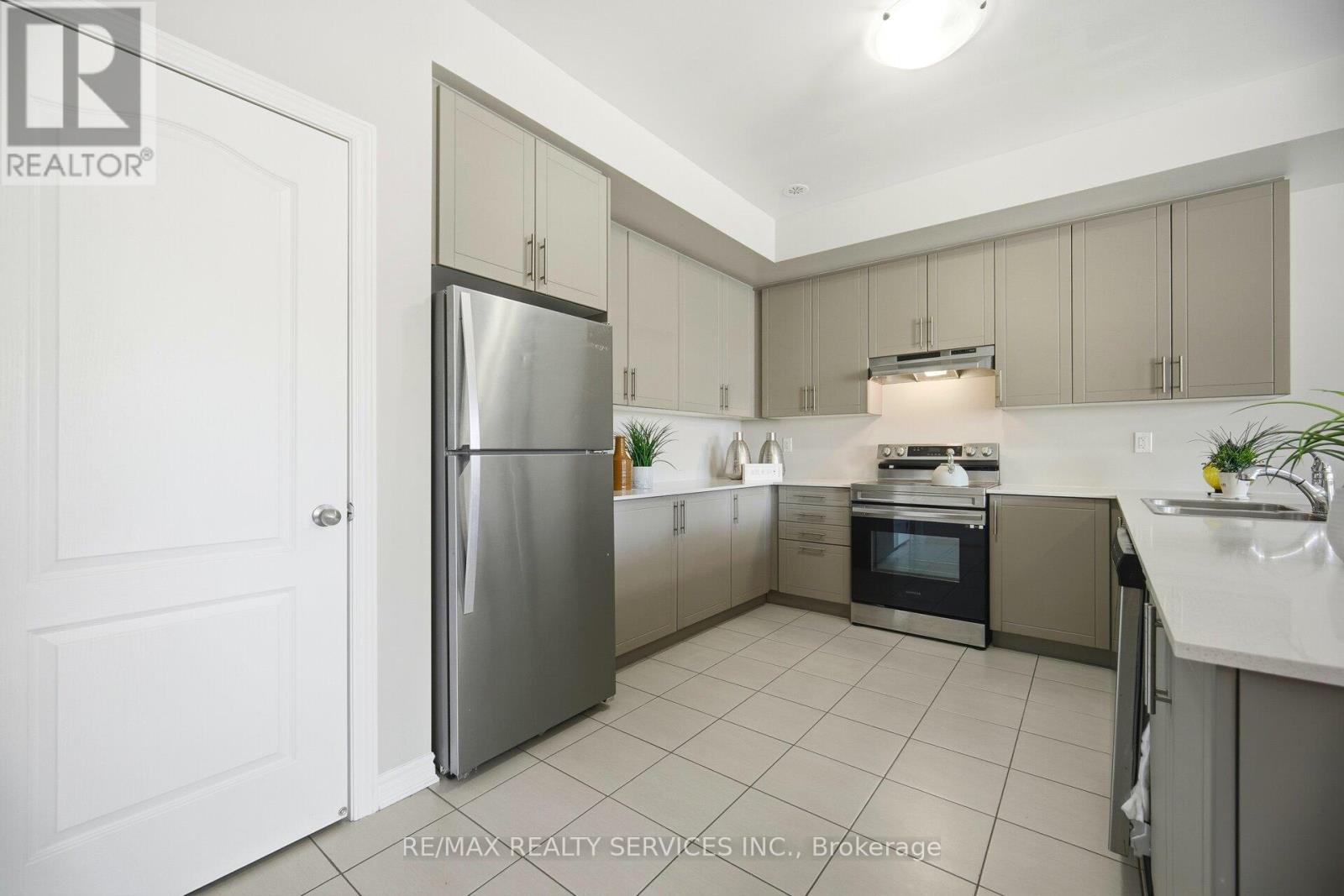 25 Tiveron Avenue, Caledon, Ontario  L7C 4L4 - Photo 11 - W12658454