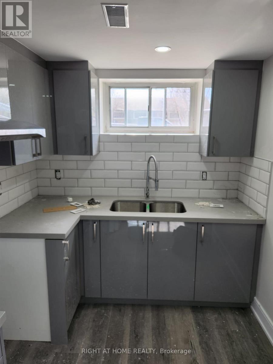 Basement Unit - 4 Stanley Court, Brampton, Ontario  L6Y 2A9 - Photo 12 - W12658760